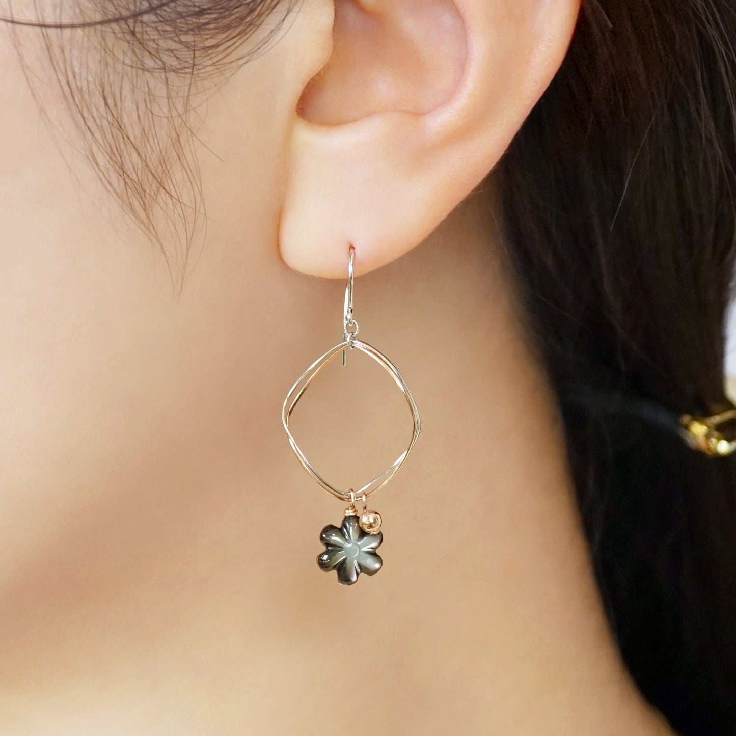 Gold Filled Black Shell Flower Combination Color Wire Earrings - Model Image