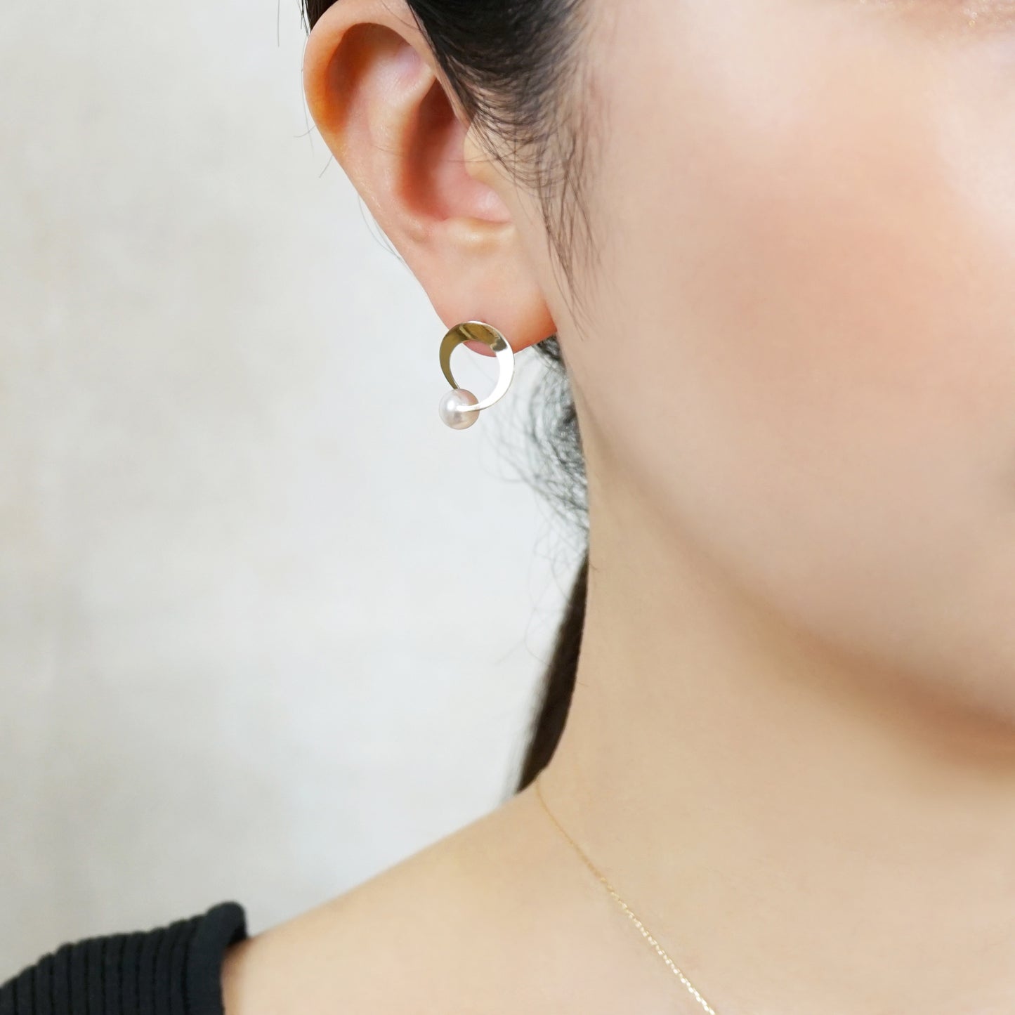 18K/10 Akoya Pearl Circle Design Earrings (Yellow Gold) - Model Image