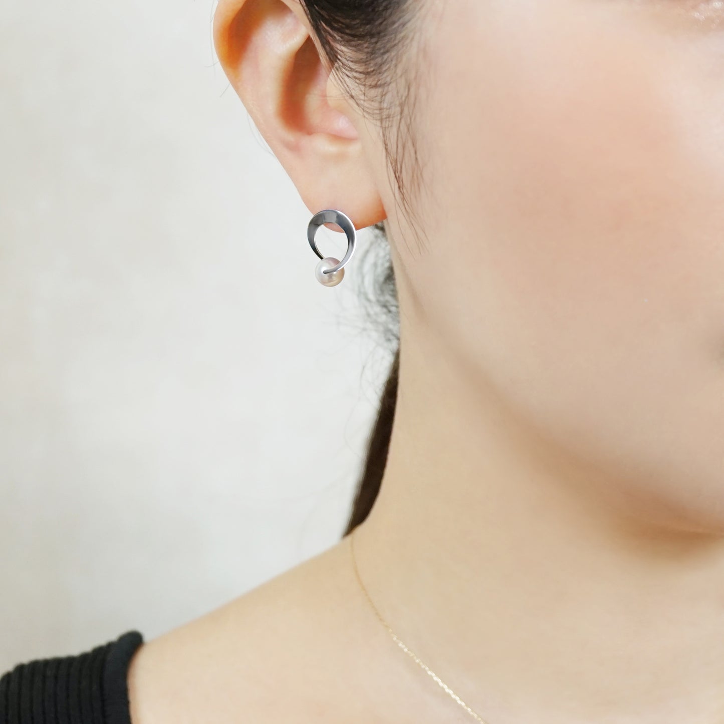 14K/10 Akoya Pearl Circle Design Earrings (White Gold) - Model Image