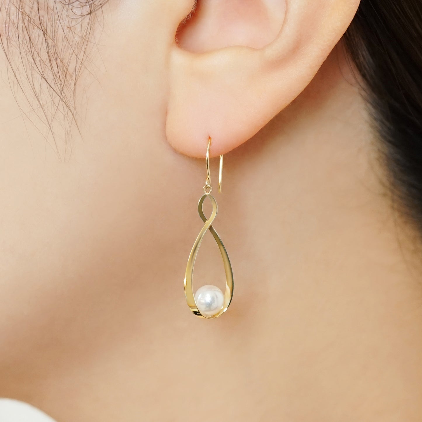 18K/10 Akoya Pearl Infinity Design Earrings (Yellow Gold) - Model Image