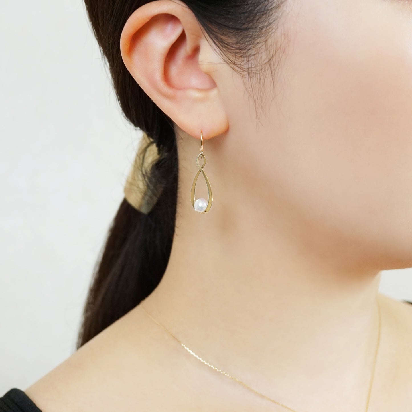 18K/10 Akoya Pearl Infinity Design Earrings (Yellow Gold) - Model Image
