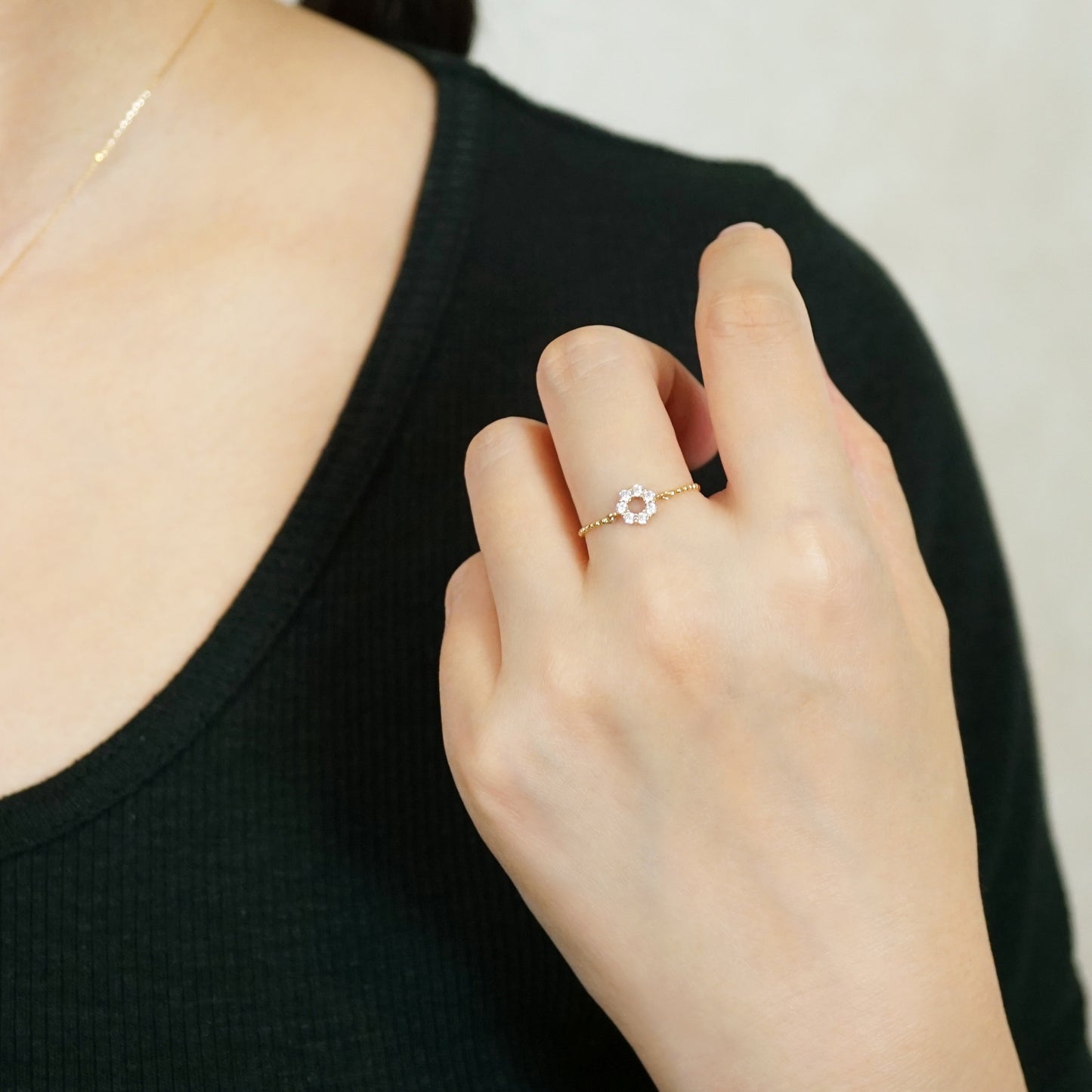 10K Moissanite Circle Flower Chain Ring (Yellow Gold) - Model Image