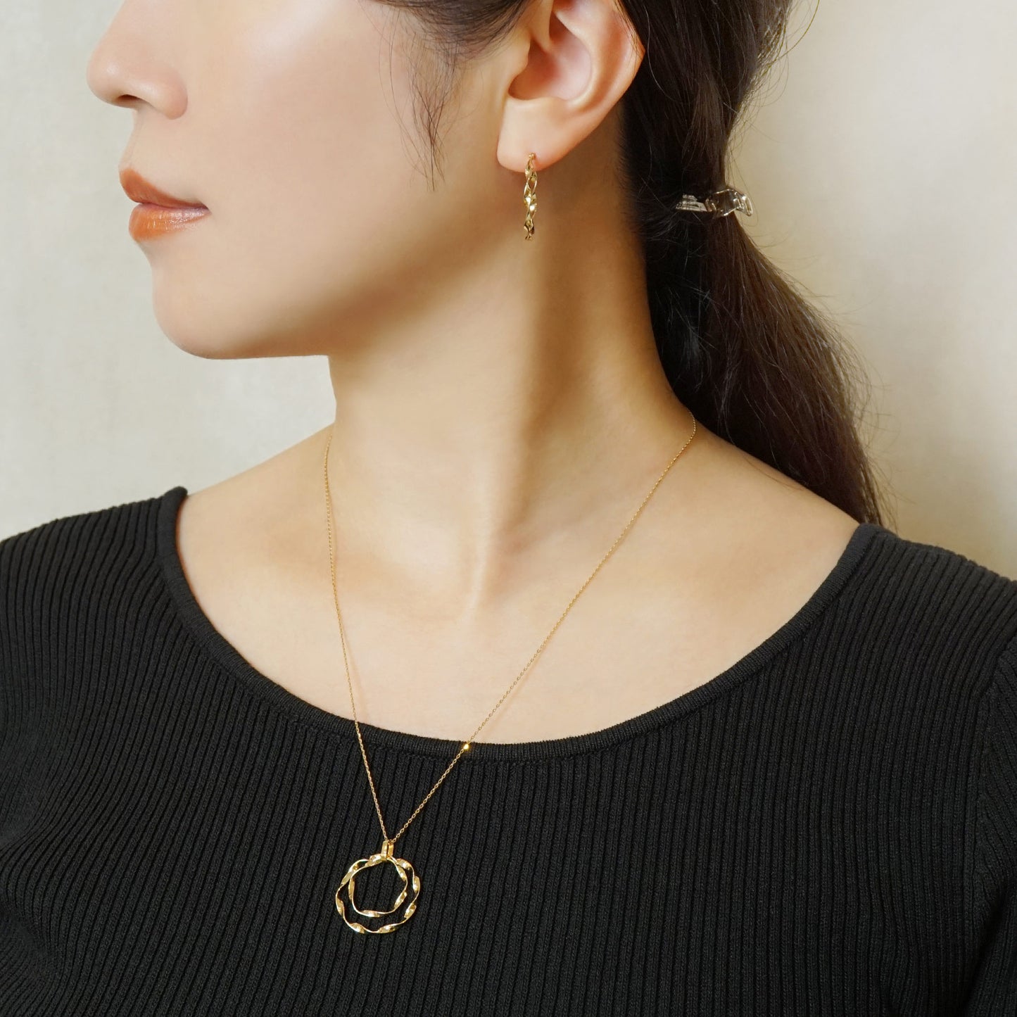 10K Twisted Ribbon Double Circle Necklace (Yellow Gold) - Model Image