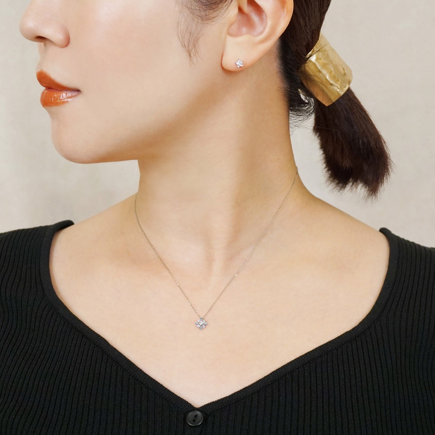 Platinum Diamond Gradation Sparkle Design Necklace - Model Image