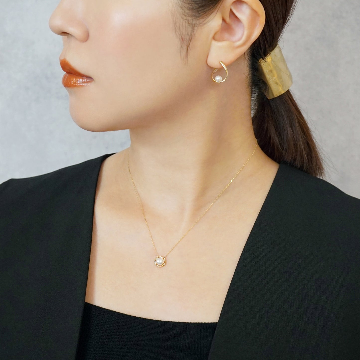 18K/10K Akoya Pearl Twisted Hoop Earrings (Small) (Yellow Gold) - Model Image