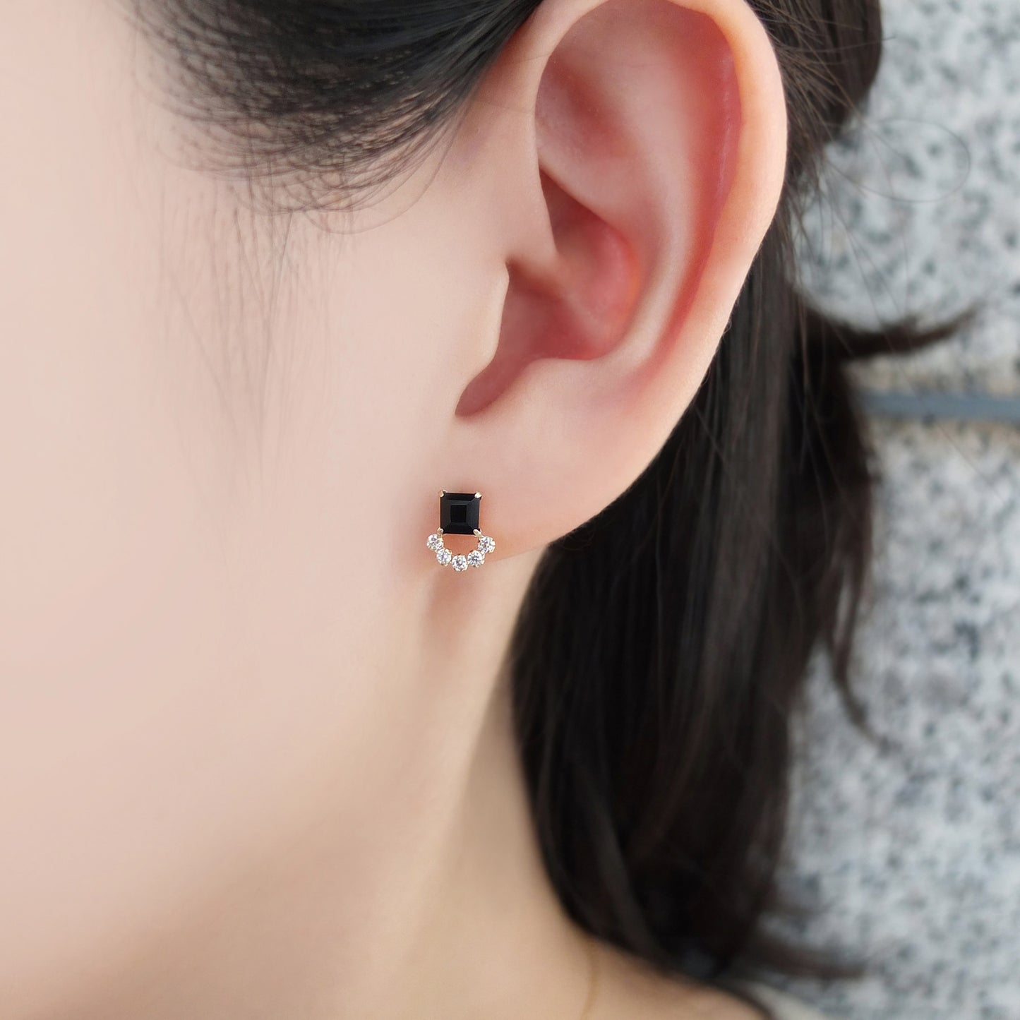 18K / 10K Yellow Gold Onyx Small Earrings - Model Image