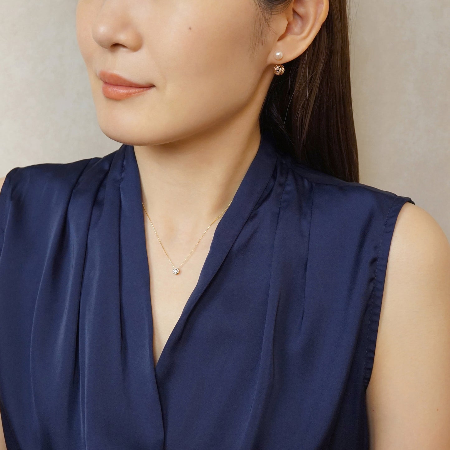 18K Yellow Gold Diamond Necklace "Full Moon" 0.13ct - Model Image