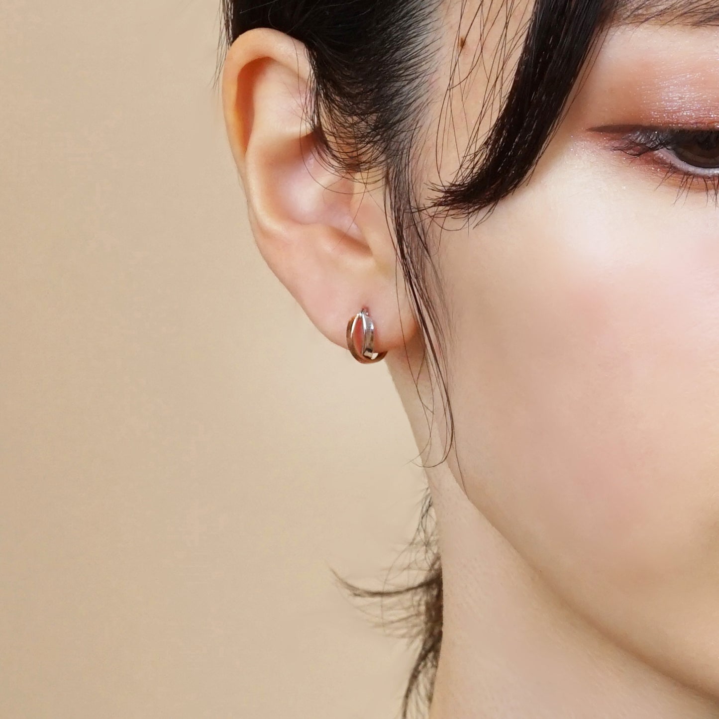 14K/10K Gold Combination Color Hoop Earrings (White Gold / Rose Gold) - Model Image