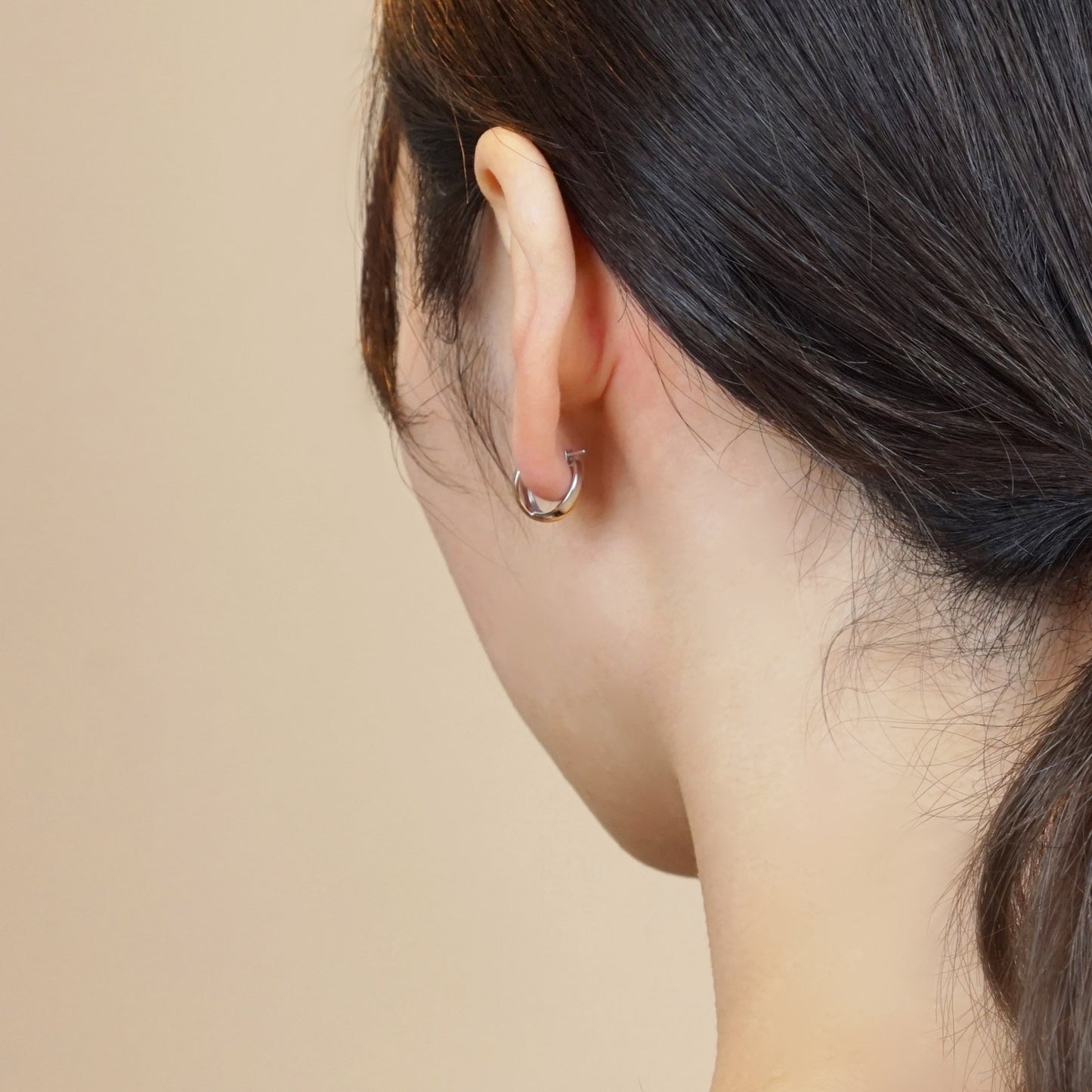 14K/10K Gold Combination Color Hoop Earrings (White Gold / Rose Gold) - Model Image