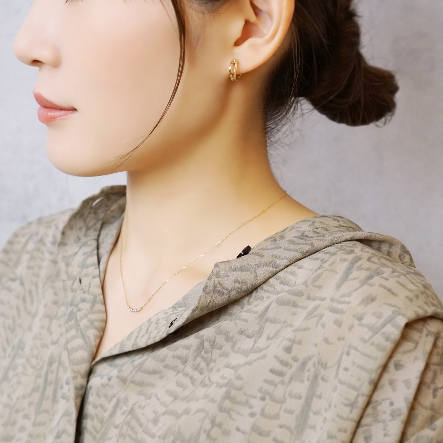 14K/10K Yellow Gold Texture Mixed Hoop Earrings (Small) - Model Image