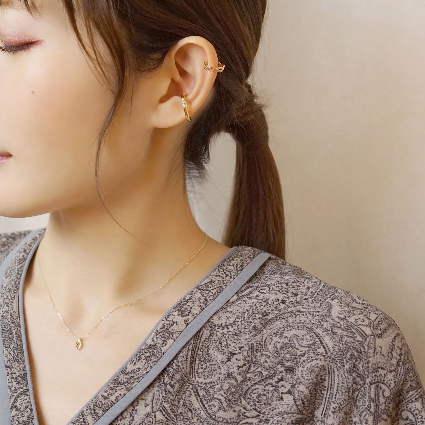 10K Yellow Gold Loop Stripe Ear Cuff - Model Image