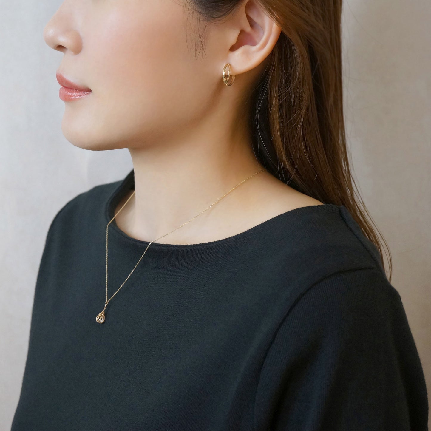 18K/10K Yellow Gold Rhombus Cut Mixed Hoop Earrings - Model Image