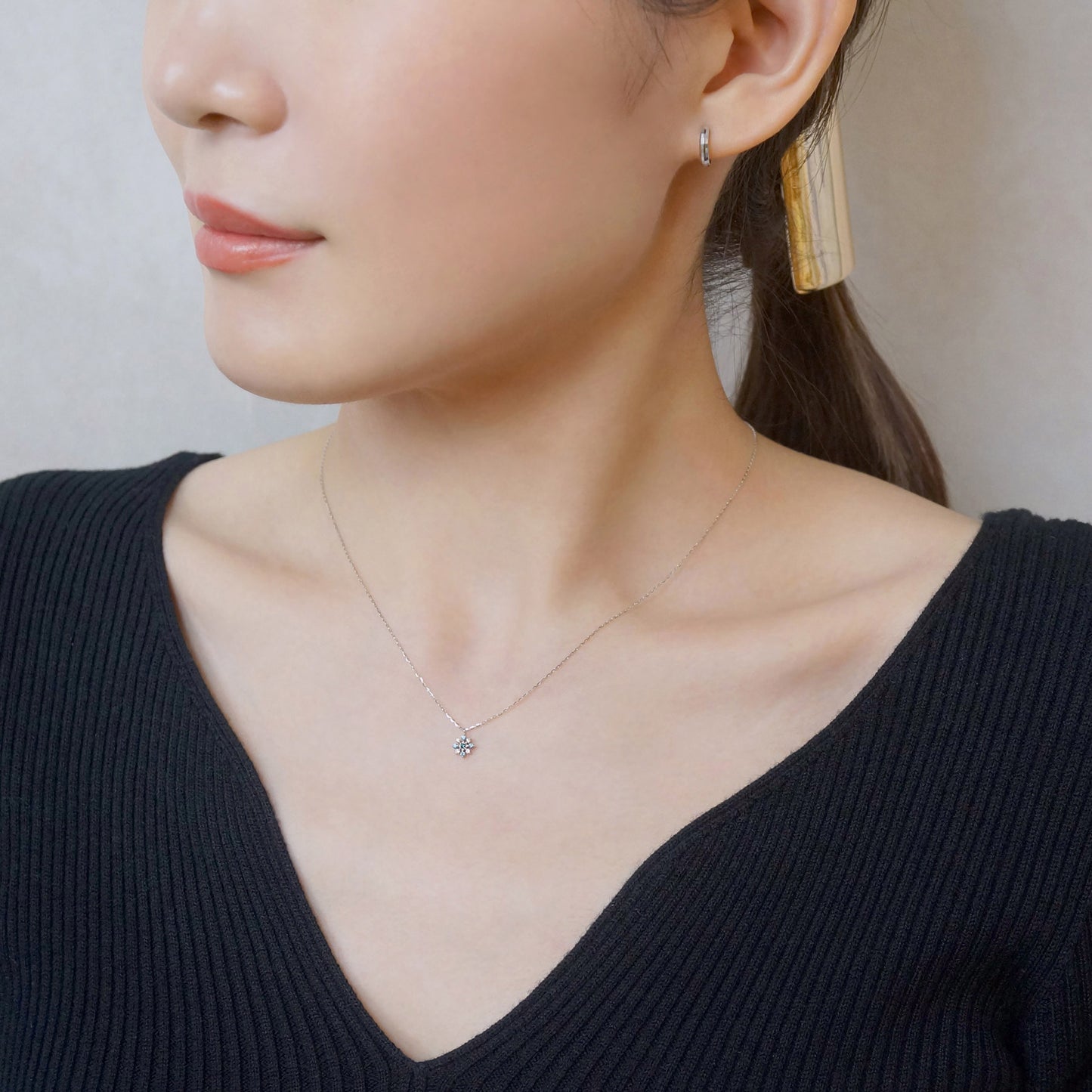 10K White Gold Diamond Gradation Sparkle Design Necklace - Model Image