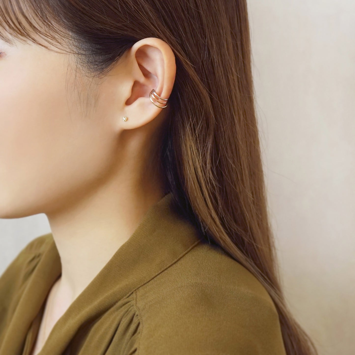 10K Gold 3-Color Ear Cuff (White Gold / Yellow Gold / Rose Gold) - Model Image