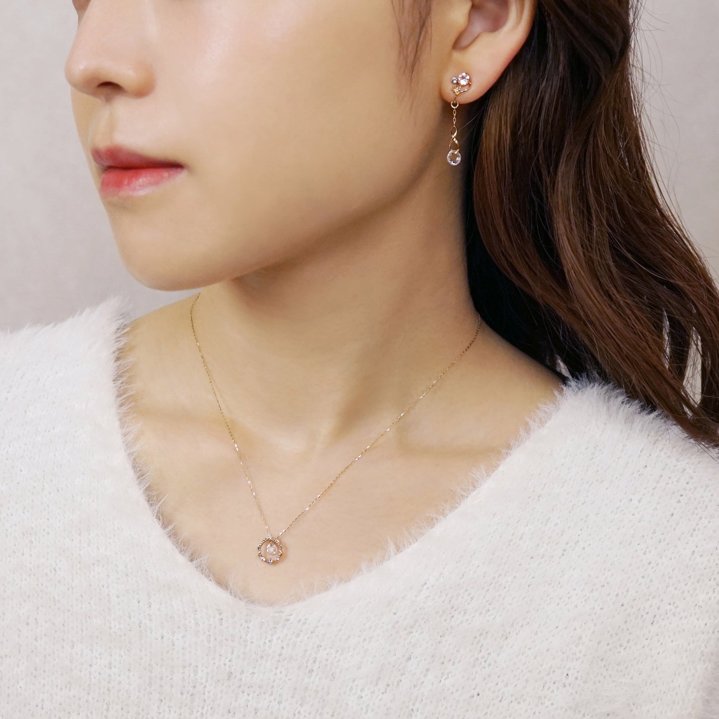 10K "Grain of Light" 2Way Clip-On Earrings (Yellow Gold) - Model Image