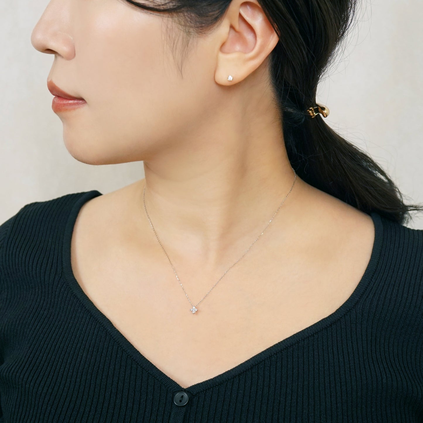 Platinum Diamond Flower Necklace (S) - Model Image