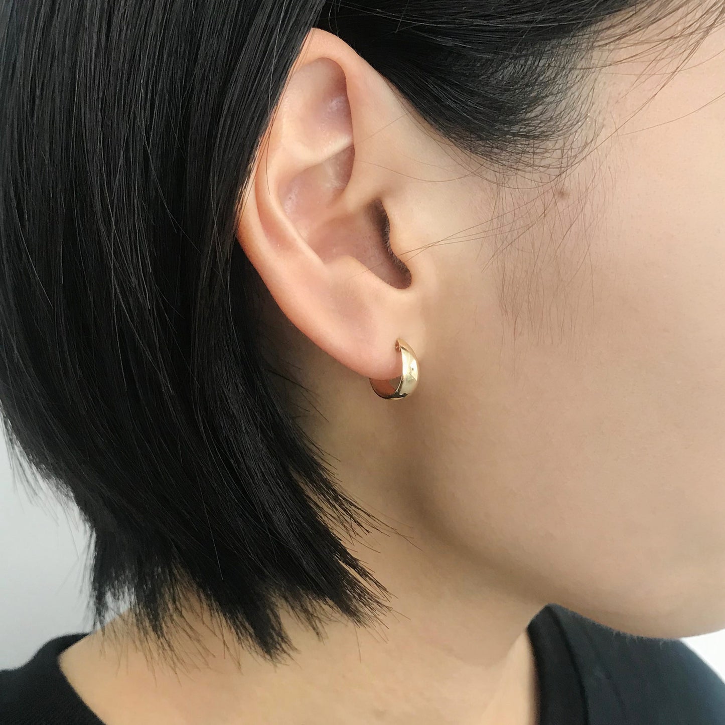 10K Yellow Gold Moon Design Hoop Earrings - Model Image