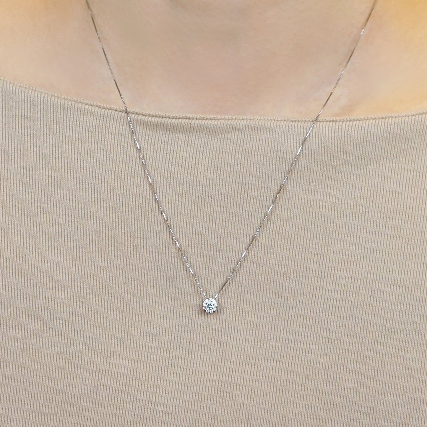 Platinum Ice Blue Diamond Necklace 《Full Moon 0.08、E- Model Image