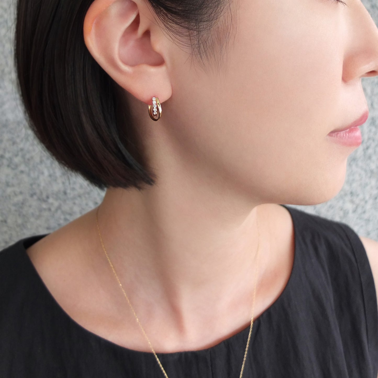 18K / 10K Yellow Gold Double Twisted Hoop Earrings - Model Image