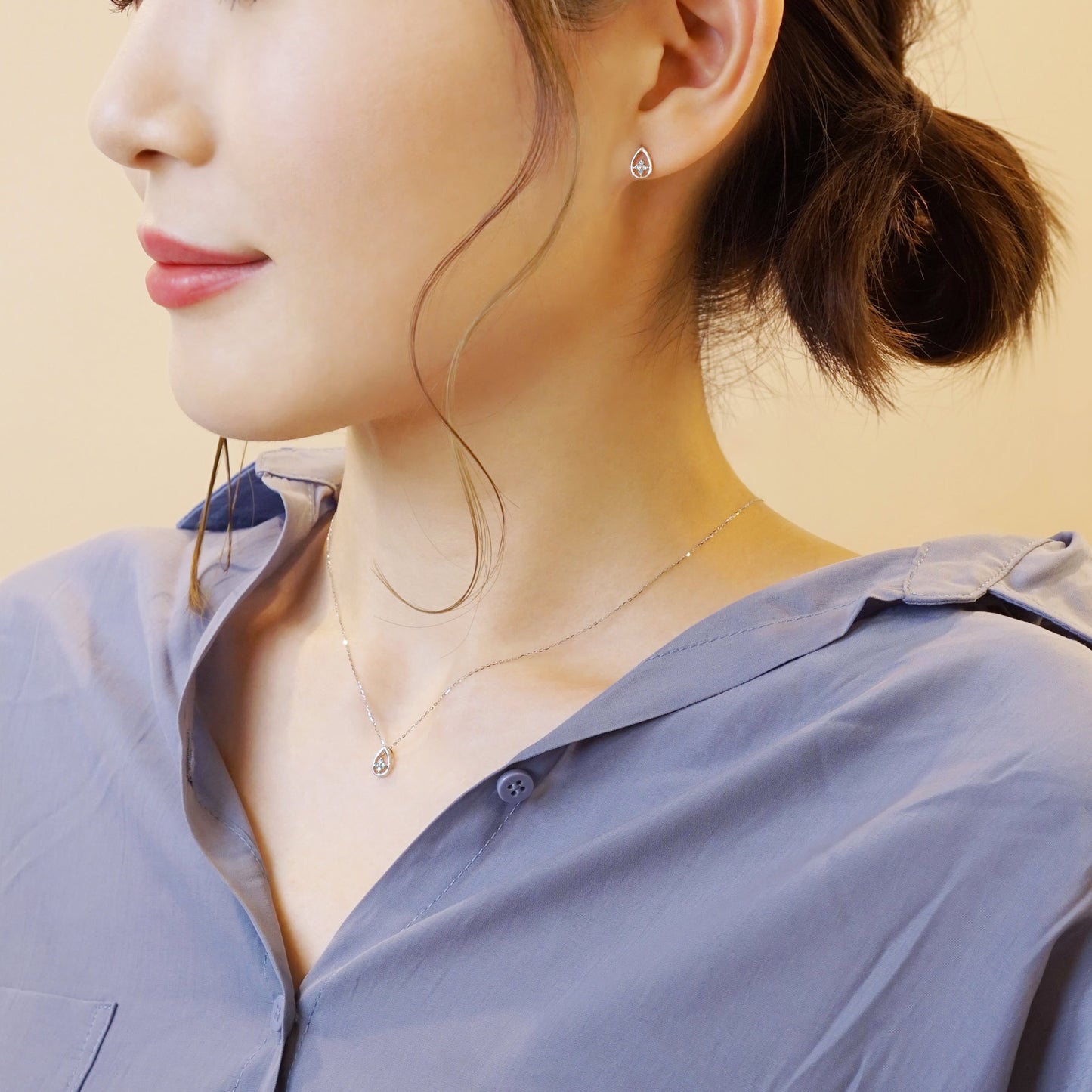 10K White Gold Ice Blue Diamond Dew Drop Clover Necklace - Model Image