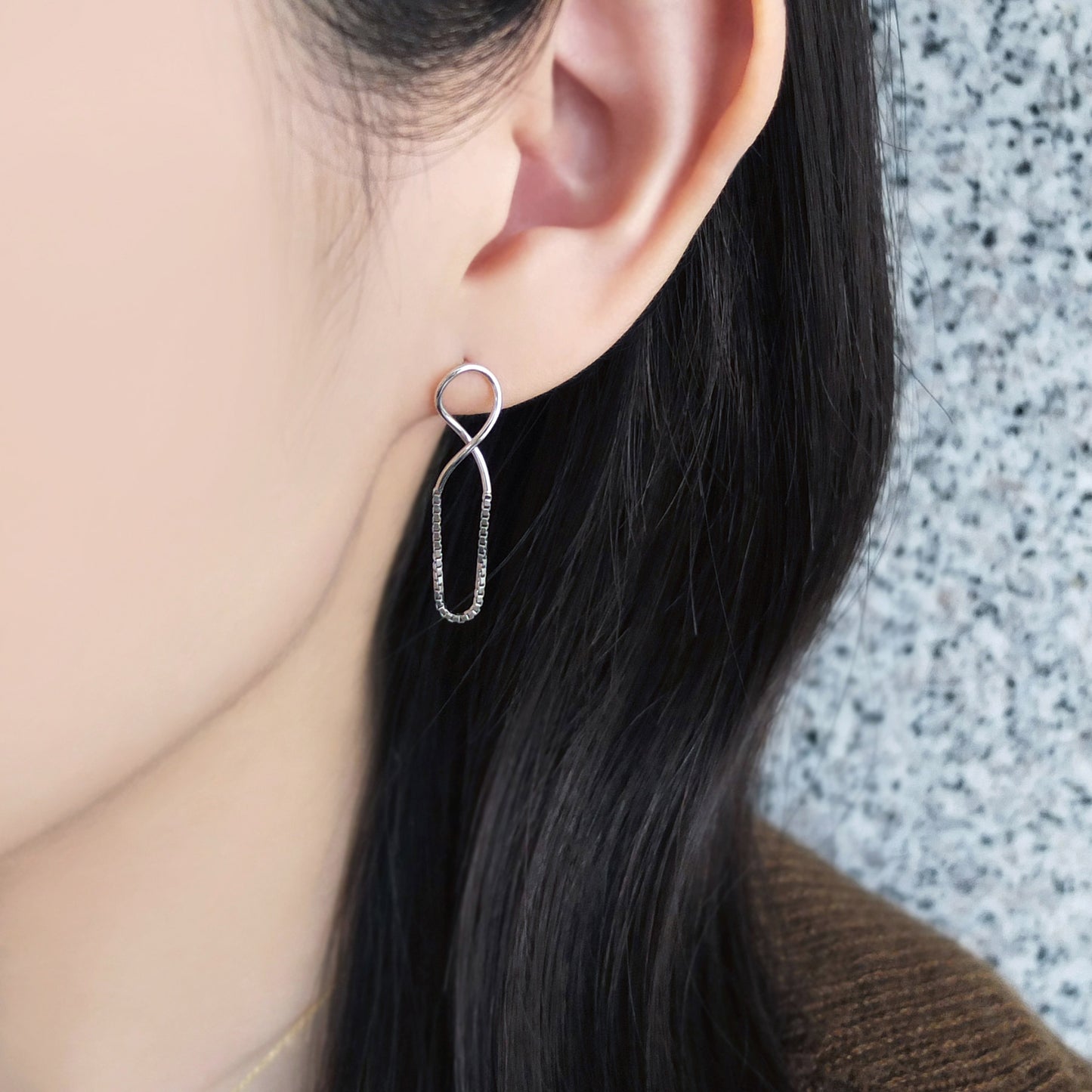 Sterling Silver Earrings "Infinity Venetian Chain" - Model Image