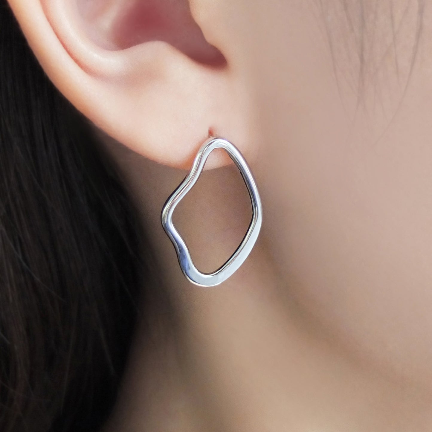 925 Sterling Silver Earrings "Wavy Hoop" - Model Image