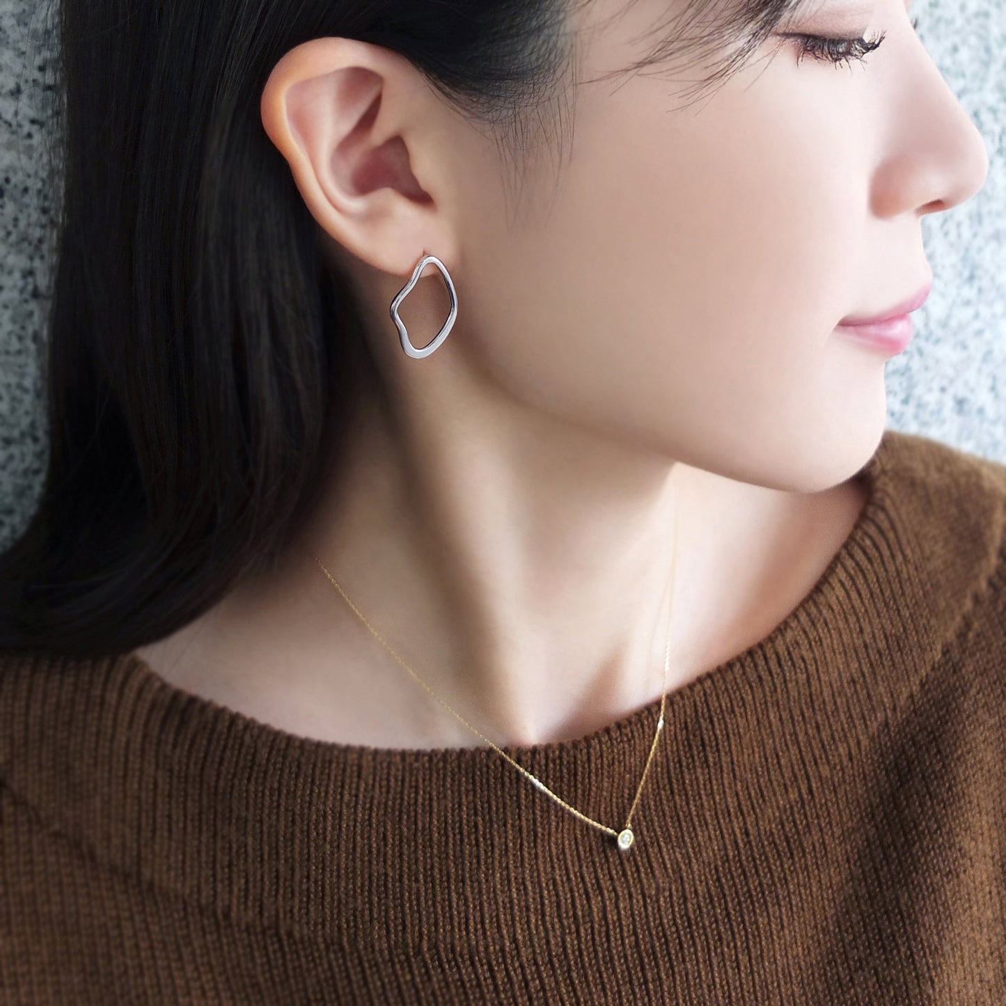 925 Sterling Silver Earrings "Wavy Hoop" - Model Image