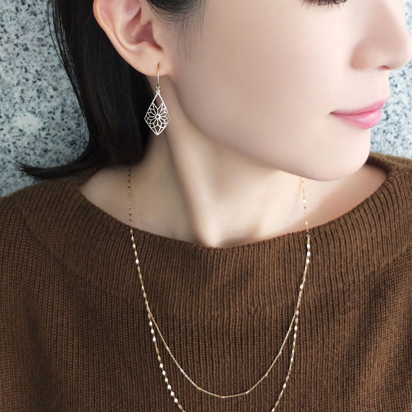 18K/10K Yellow Gold Openwork Rhombus Earrings - Model Image