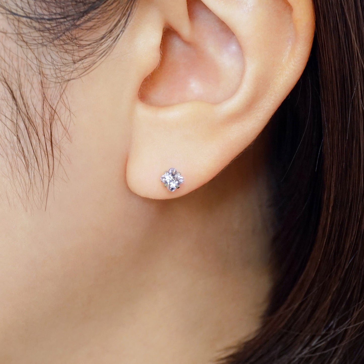 [Second Earrings] Platinum Lily Cut Amethyst Earrings - Model Image