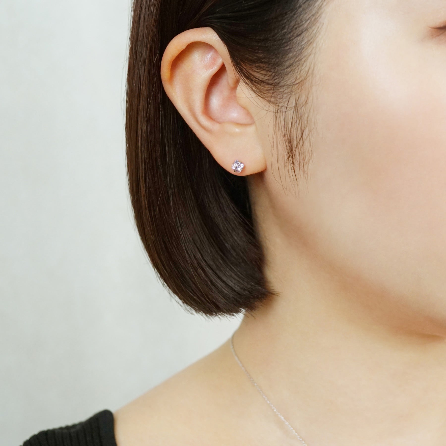 [Second Earrings] Platinum Lily Cut Amethyst Earrings - Model Image