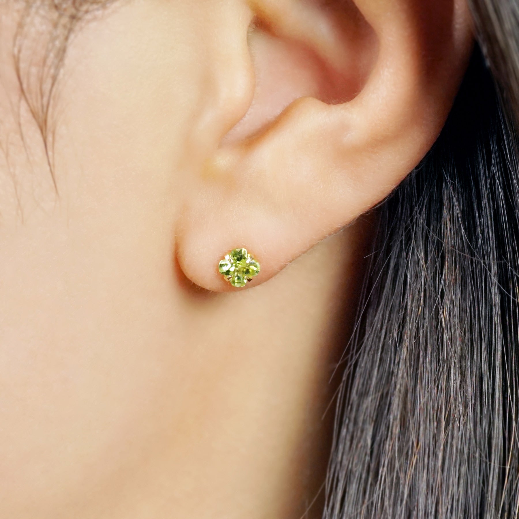 [Second Earrings] 18K Lily Cut Peridot Earrings (Yellow Gold) - Model Image