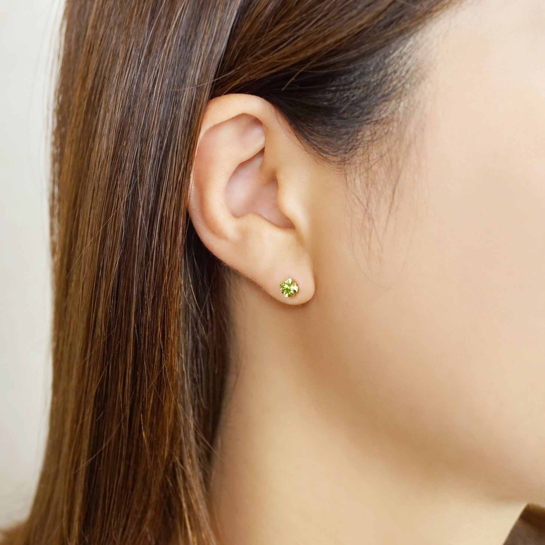 [Second Earrings] 18K Lily Cut Peridot Earrings (Yellow Gold) - Model Image