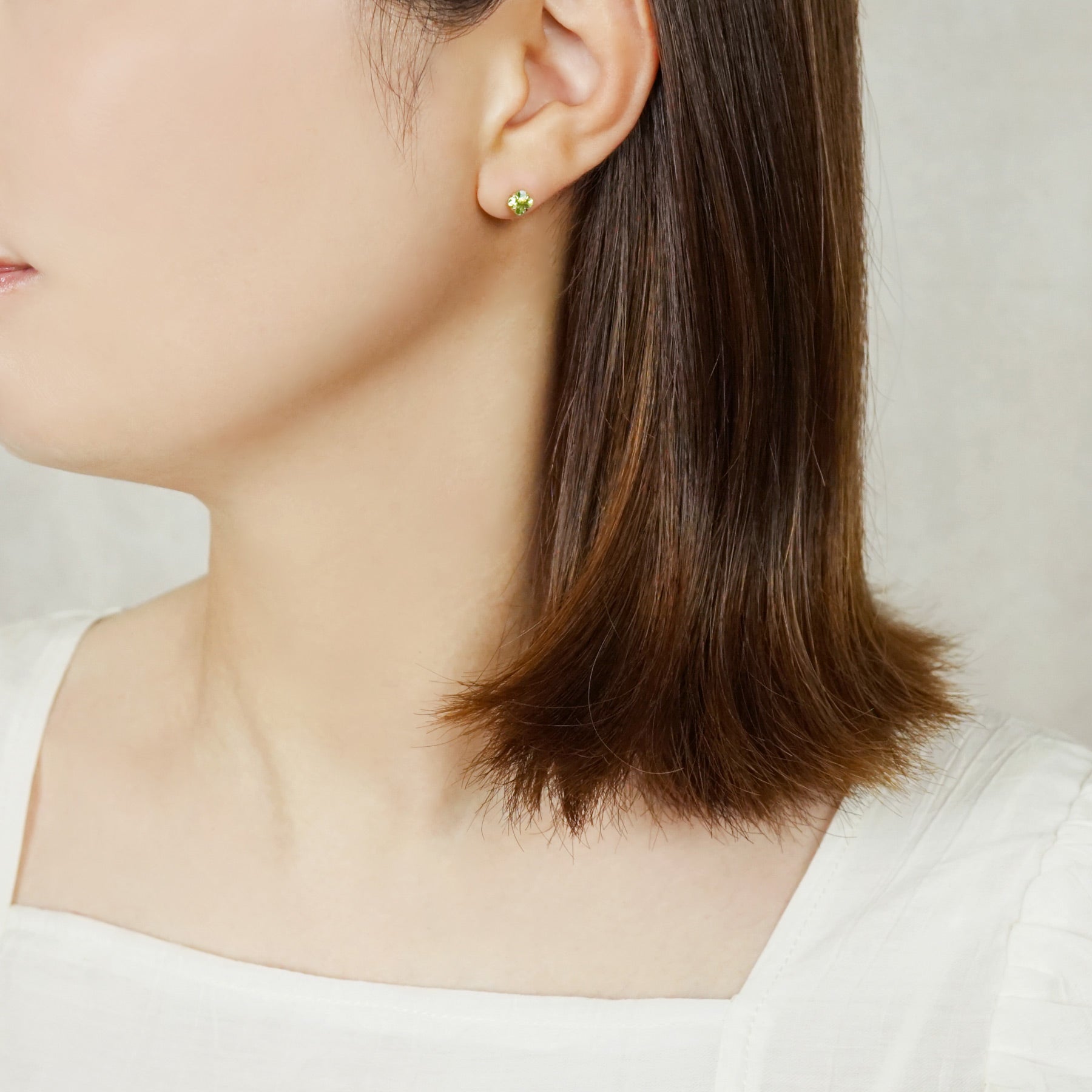 [Second Earrings] 18K Lily Cut Peridot Earrings (Yellow Gold) - Model Image
