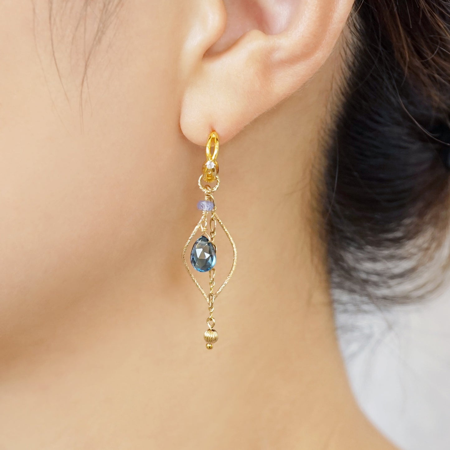 [Palette] SV/10K/GF London Blue Topaz Charm Set Earrings [Starry Sky] (Yellow Gold Plated) - Model Image