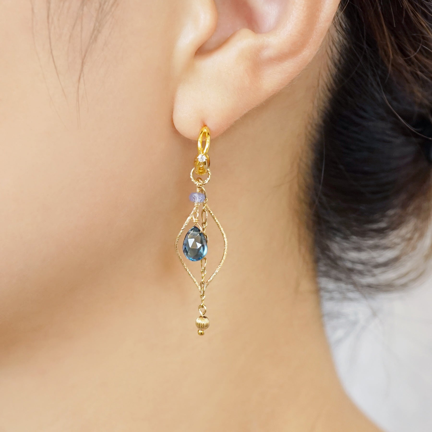 [Palette] SV/10K/GF London Blue Topaz Charm Set Earrings [Starry Sky] (Yellow Gold Plated) - Model Image