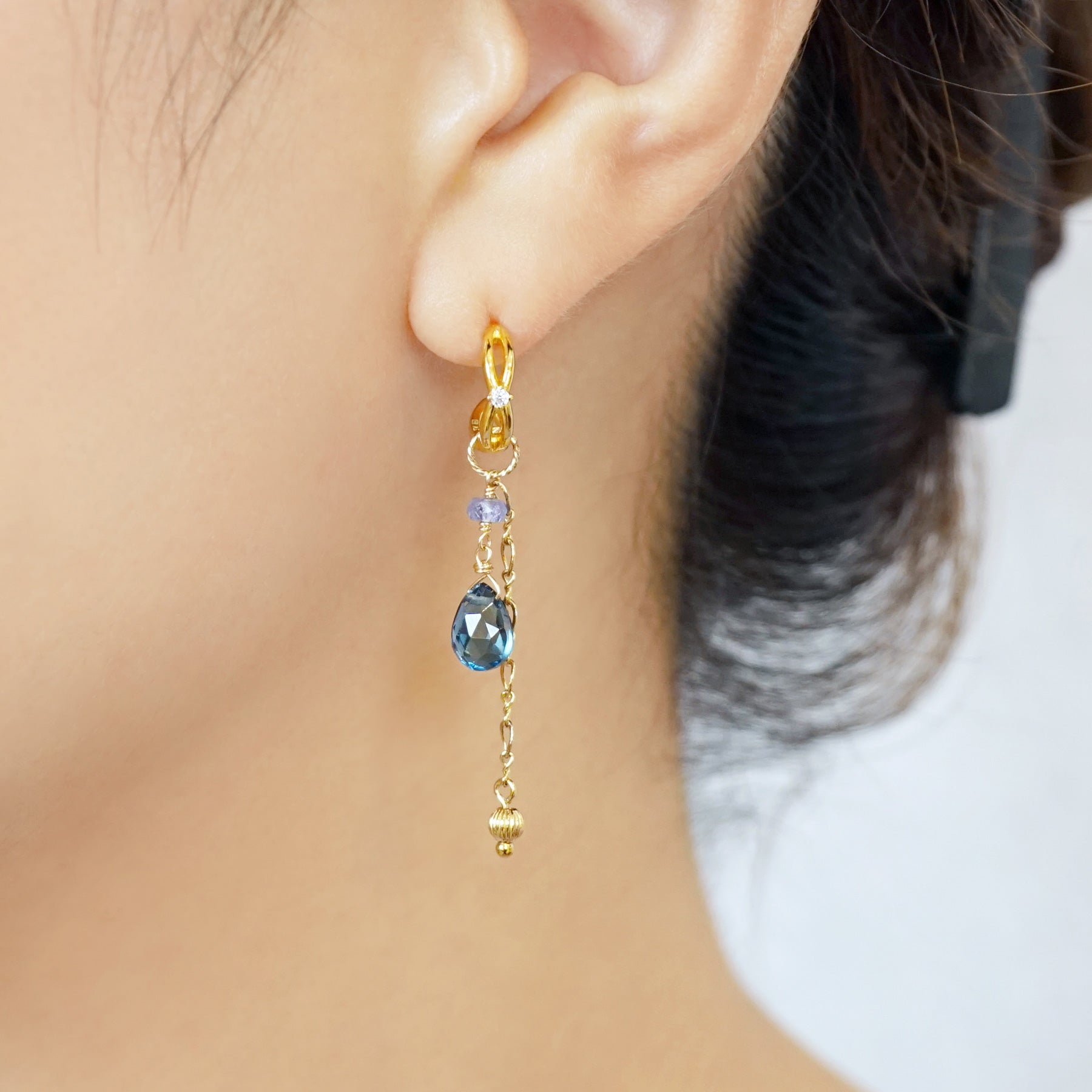 [Palette] SV/10K/GF London Blue Topaz Charm Set Earrings [Starry Sky] (Yellow Gold Plated) - Model Image