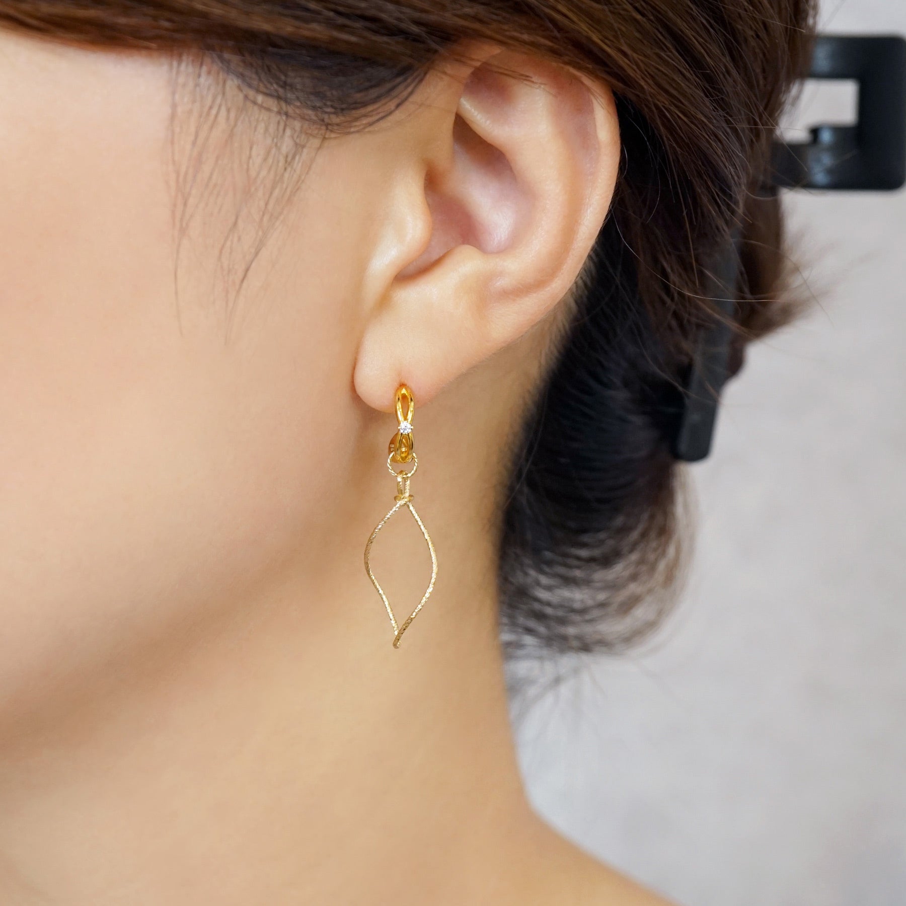 [Palette] SV/10K/GF London Blue Topaz Charm Set Earrings [Starry Sky] (Yellow Gold Plated) - Model Image