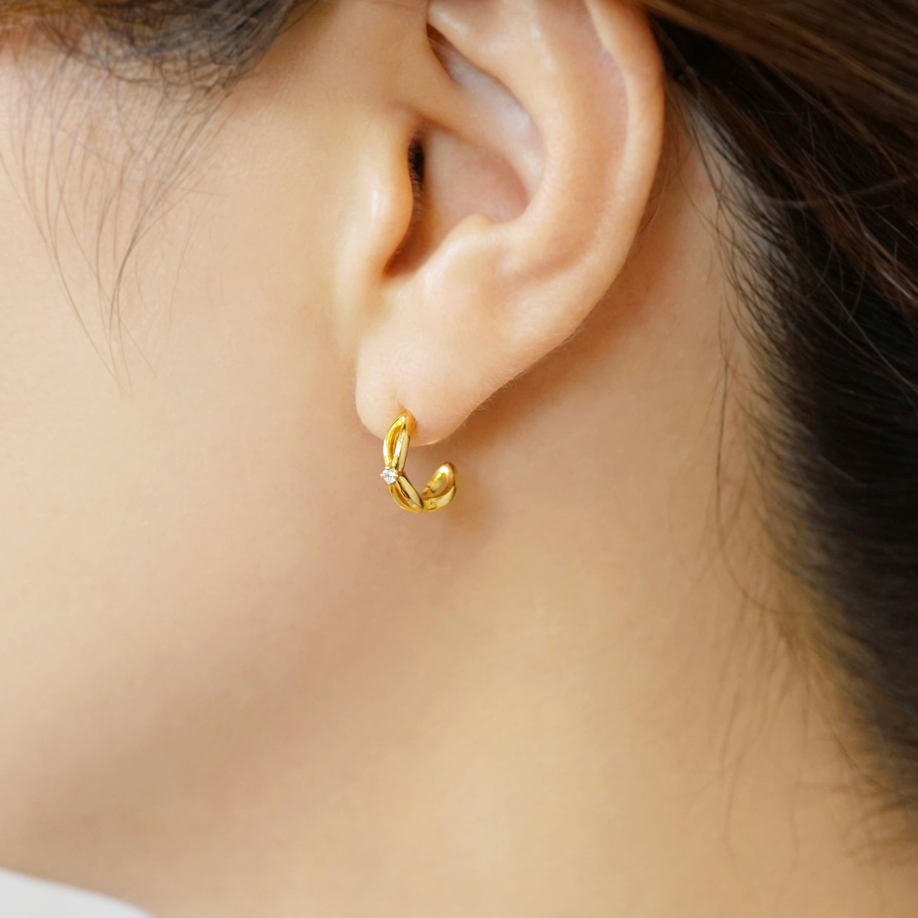 [Palette] SV/10K/GF London Blue Topaz Charm Set Earrings [Starry Sky] (Yellow Gold Plated) - Model Image