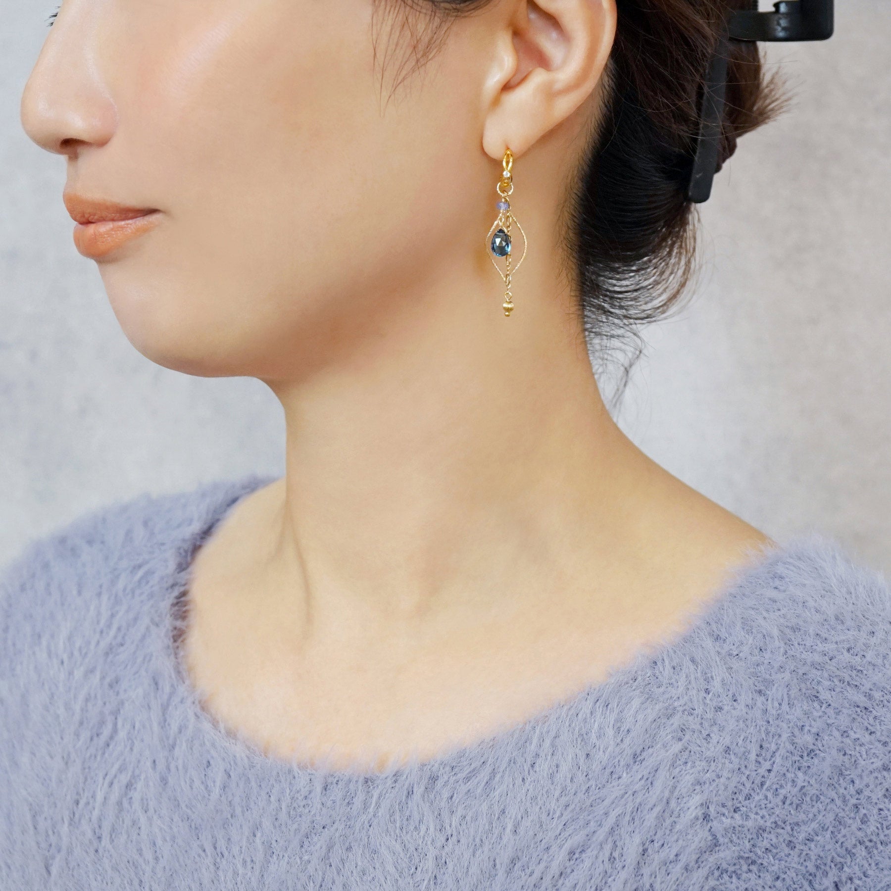 [Palette] SV/10K/GF London Blue Topaz Charm Set Earrings [Starry Sky] (Yellow Gold Plated) - Model Image