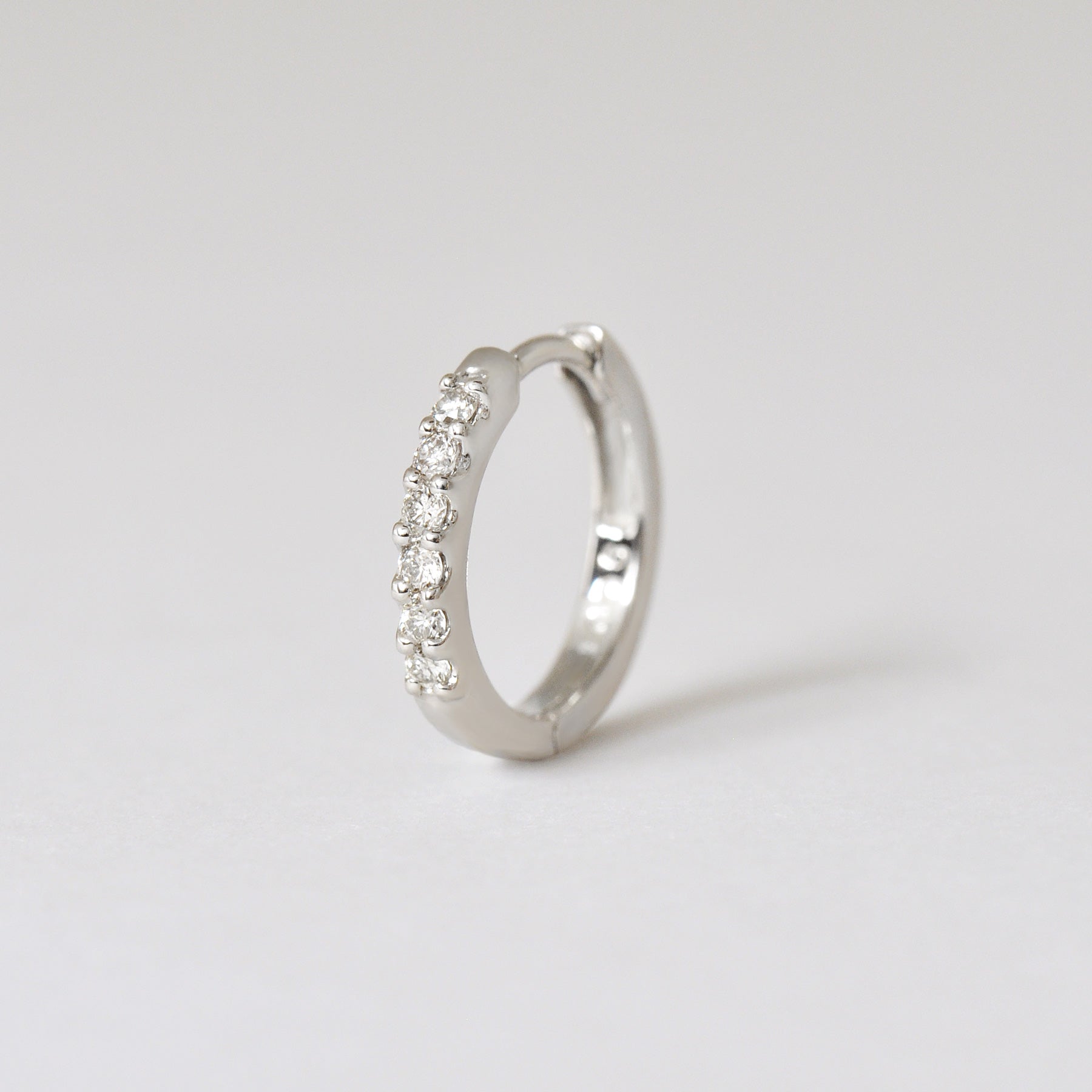 [Solo Earring] Diamond 0.06ct Huggie Hoop Single Earring (Platinum) - Product Image