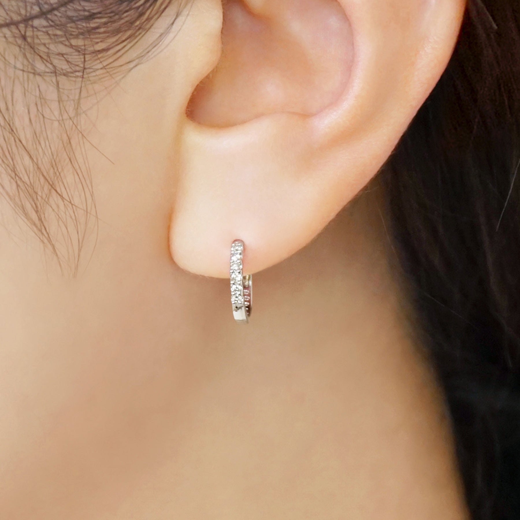 [Solo Earring] Diamond 0.06ct Huggie Hoop Single Earring (Platinum) - Model Image
