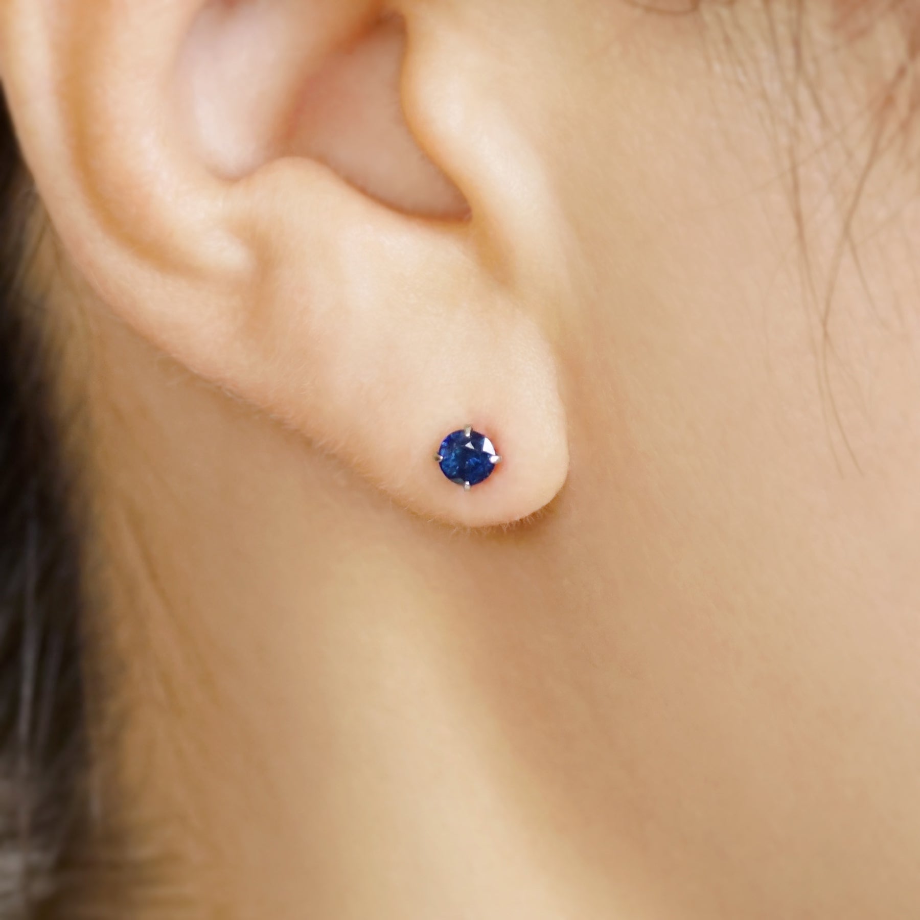 [Second Earrings] Platinum Blue Sapphire Earrings - Model Image