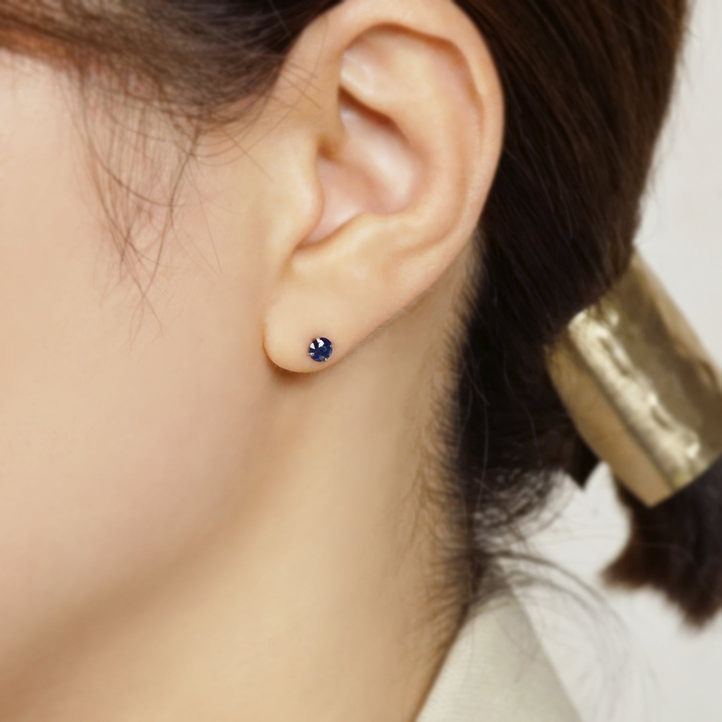 [Second Earrings] Platinum Blue Sapphire Earrings - Model Image