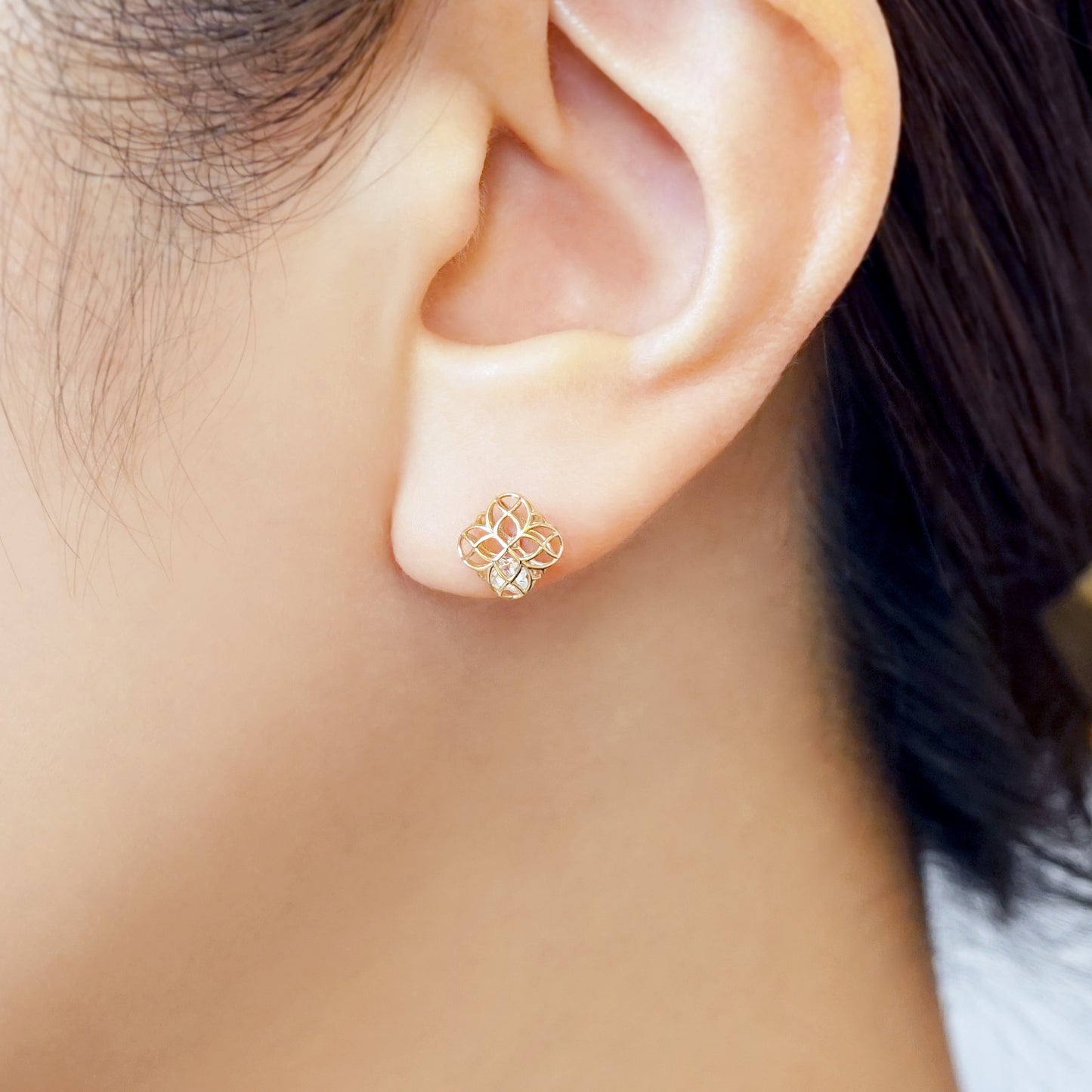[Pannier] 18K/10K Lily Stud Earrings (Yellow Gold) - Model Image