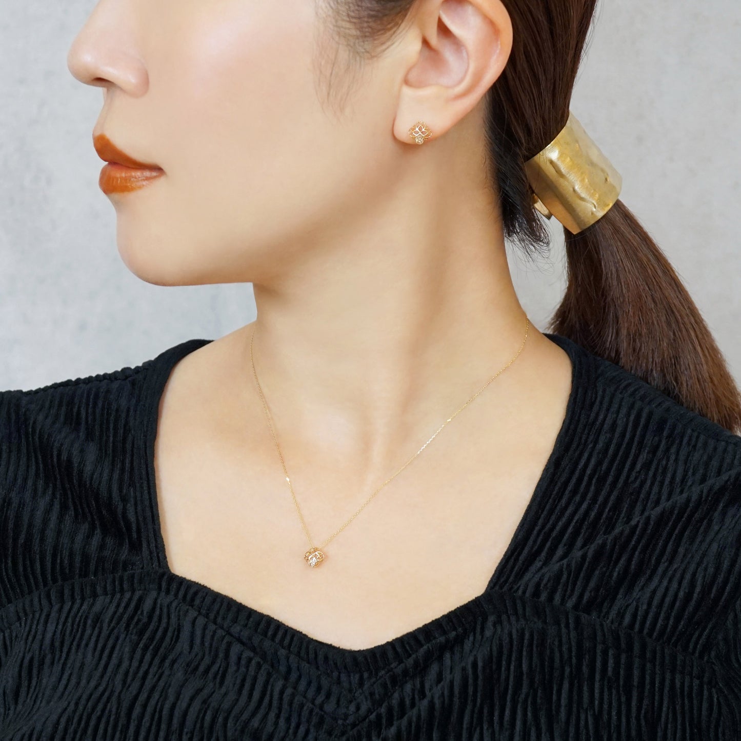 [Pannier] 18K/10K Lily Stud Earrings (Yellow Gold) - Model Image