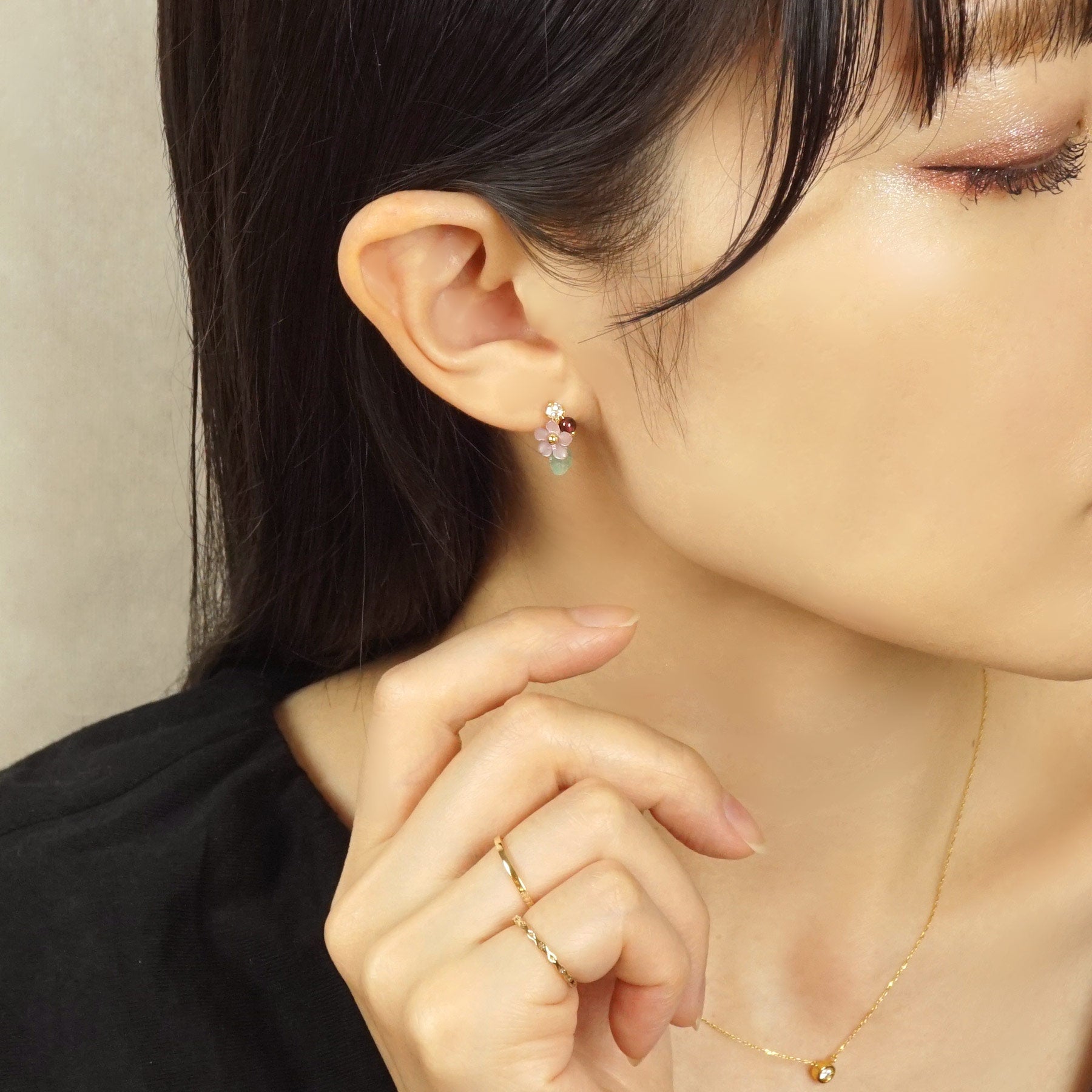 [Palette] Cherry Blossoms Charms (Yellow Gold) - Model Image