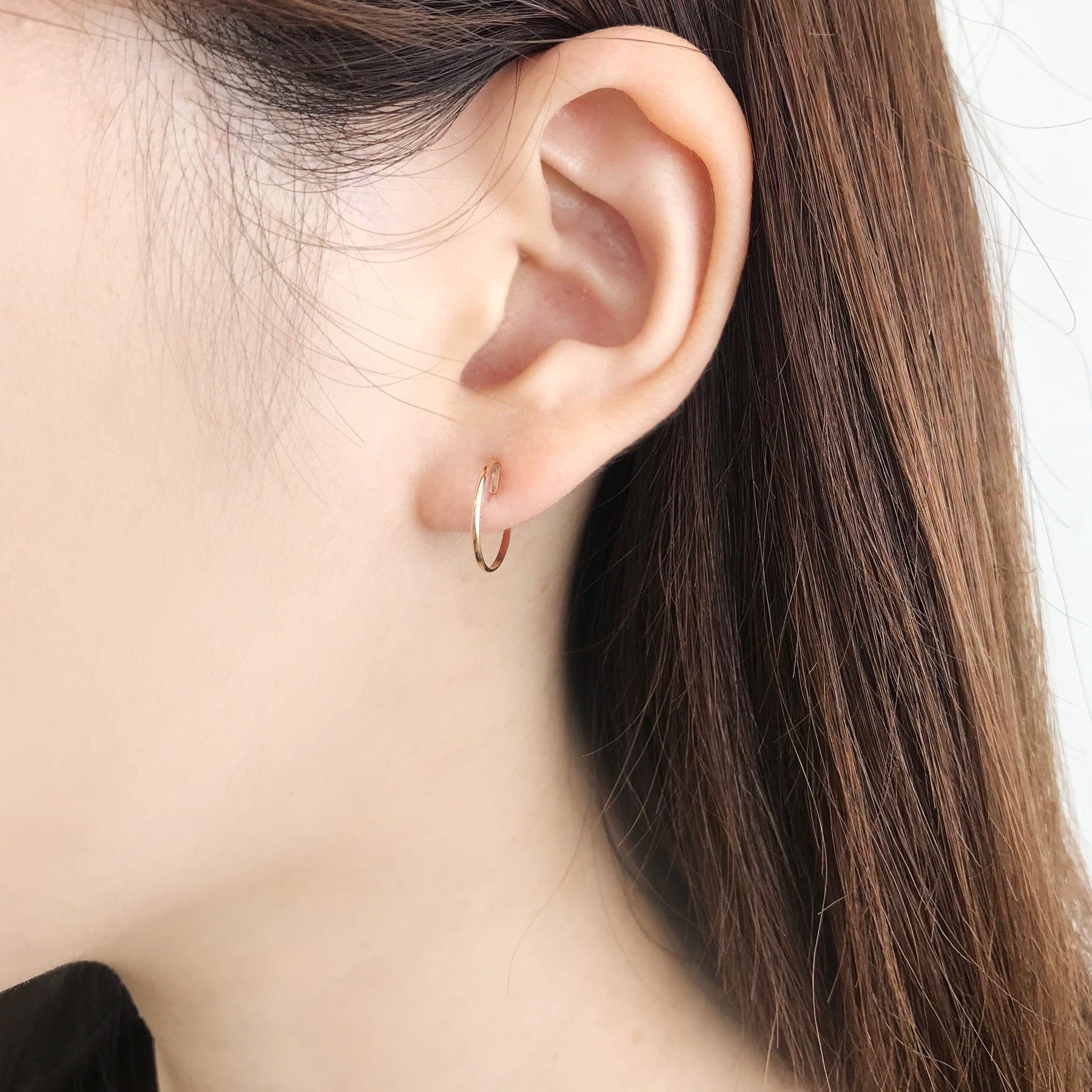 [Palette] 10K Yellow Gold Hoop Clip-On Base Earrings - Model Image