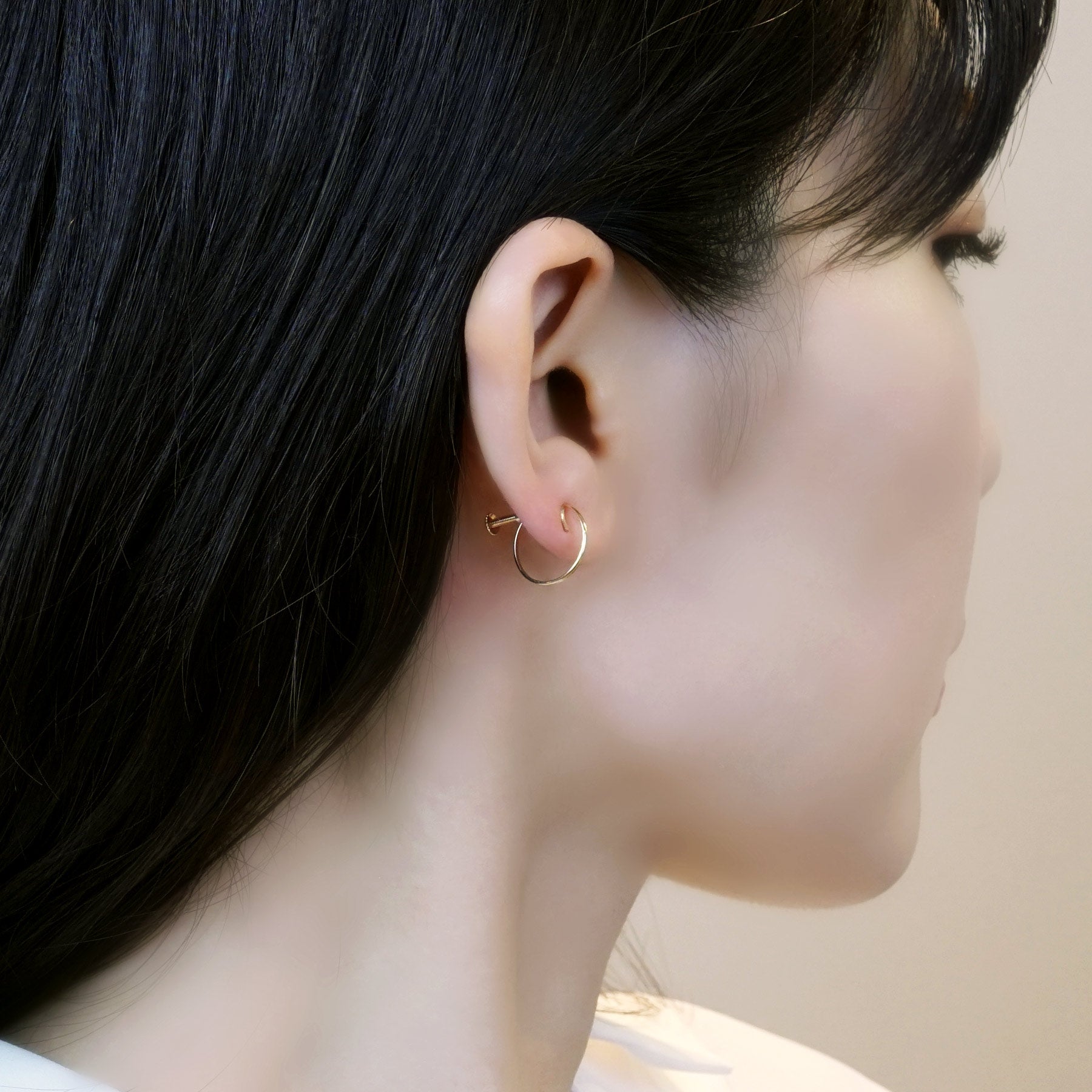[Palette] 10K Yellow Gold Hoop Clip-On Base Earrings - Model Image