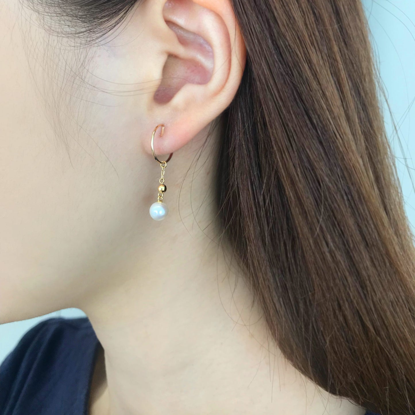 [Palette] 10K Yellow Gold Hoop Clip-On Base Earrings - Model Image