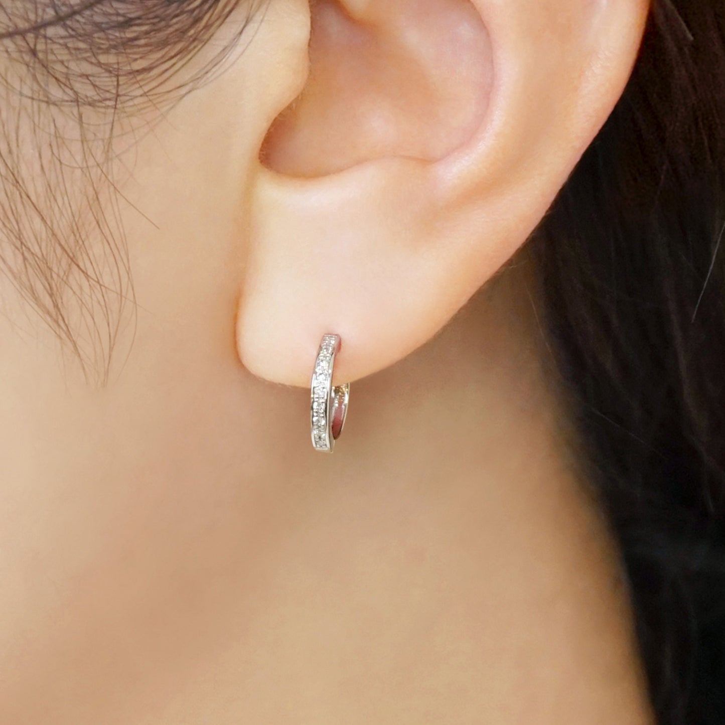 [Solo Earring] Diamond 0.04ct Large Huggie Hoop Single Earring (Platinum) - Model Image